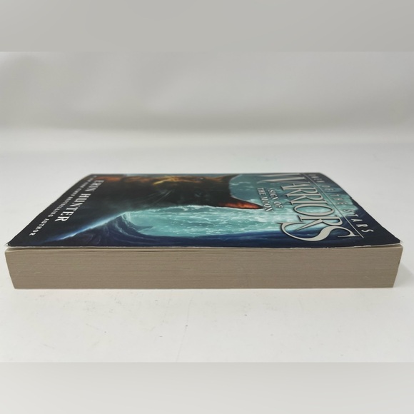 3/$15 WARRIORS: Sign of the Moon. Book 4 in Omen of the Stars Series - Picture 3 of 5